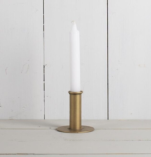 Bild av en elegant ljusstake i minimalistisk miljö