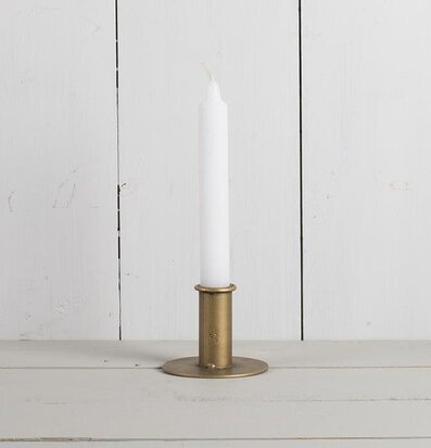 Foto av elegant och funktionell ljusstake i mässing