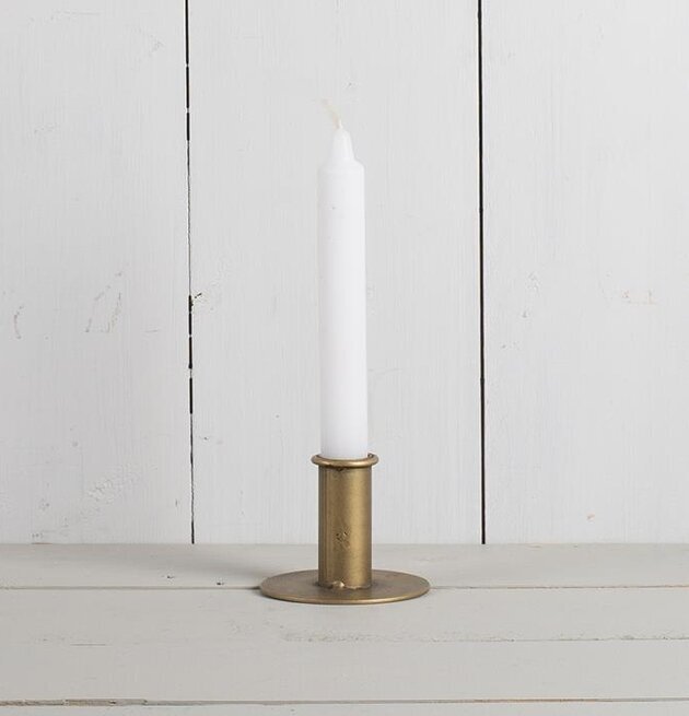Foto av elegant och funktionell ljusstake i mässing