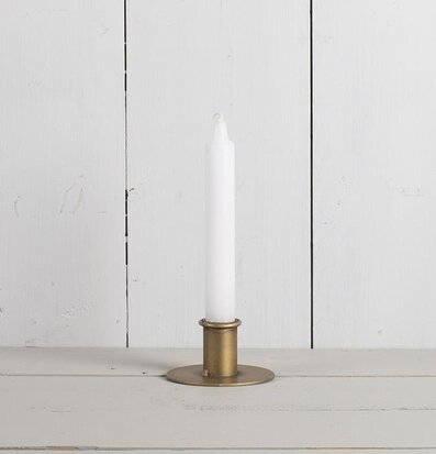 Bild av elegant gyllene ljusstake i rustik miljö