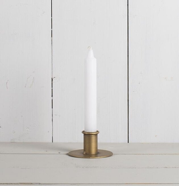 Bild av elegant gyllene ljusstake i rustik miljö