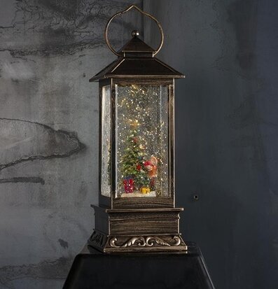 Bild av stämningsfull lykta med juldekorationer