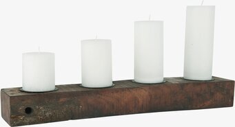 Bild av rustik ljusstake med blockljus och träsockel