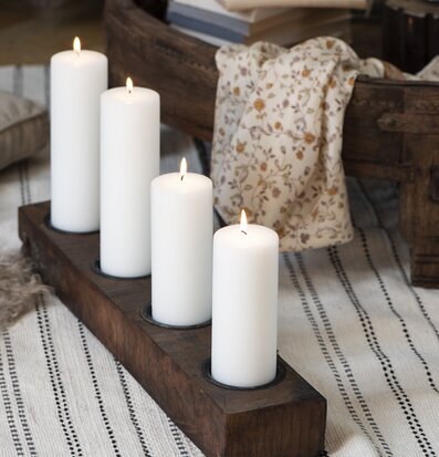 Bild av stilfull inomhusmiljö med ljusstake och ljus