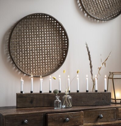 Bild av stilren och jordnära interiördekoration