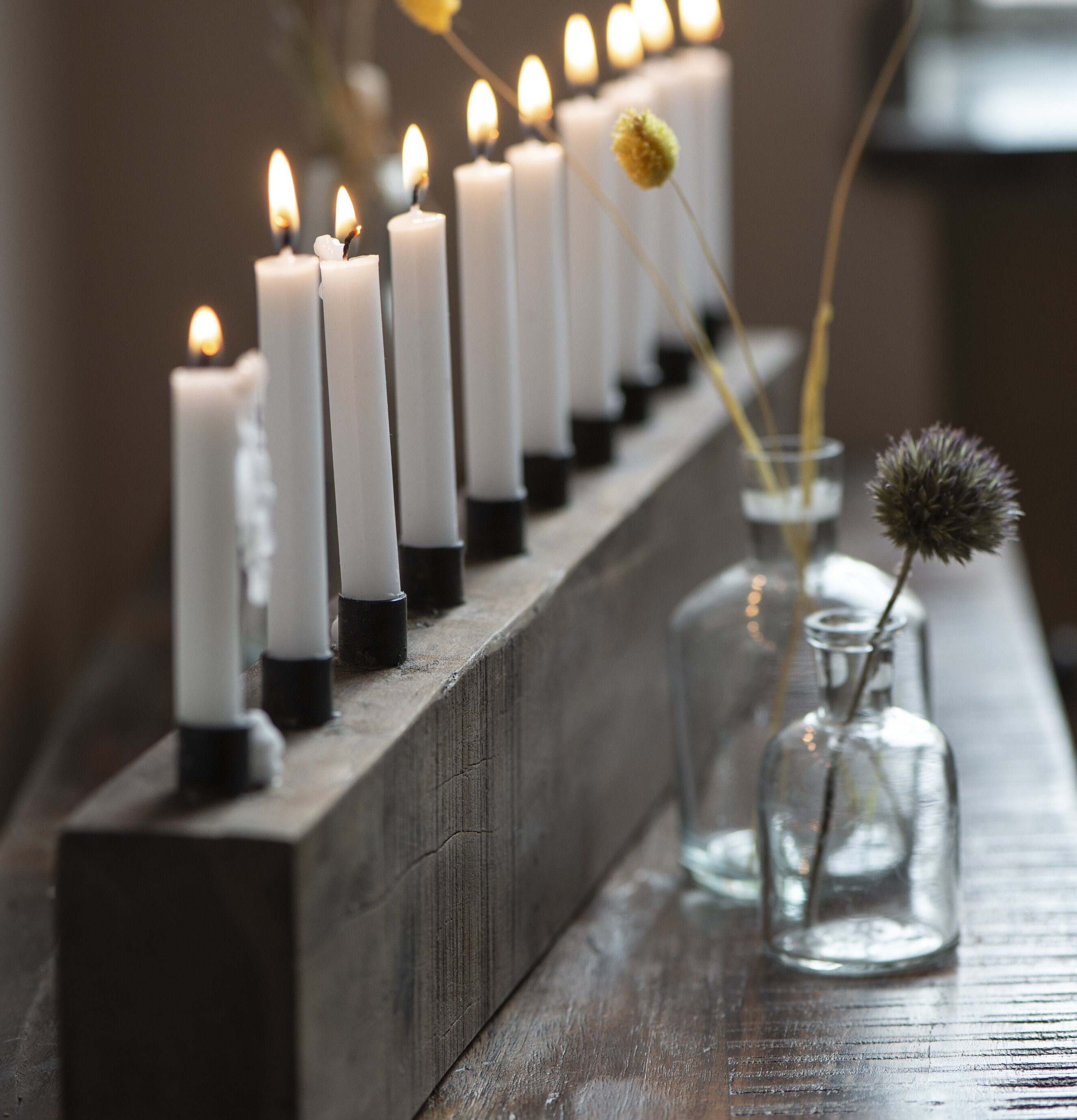 Bild av rustik ljusstake med tio vita ljus