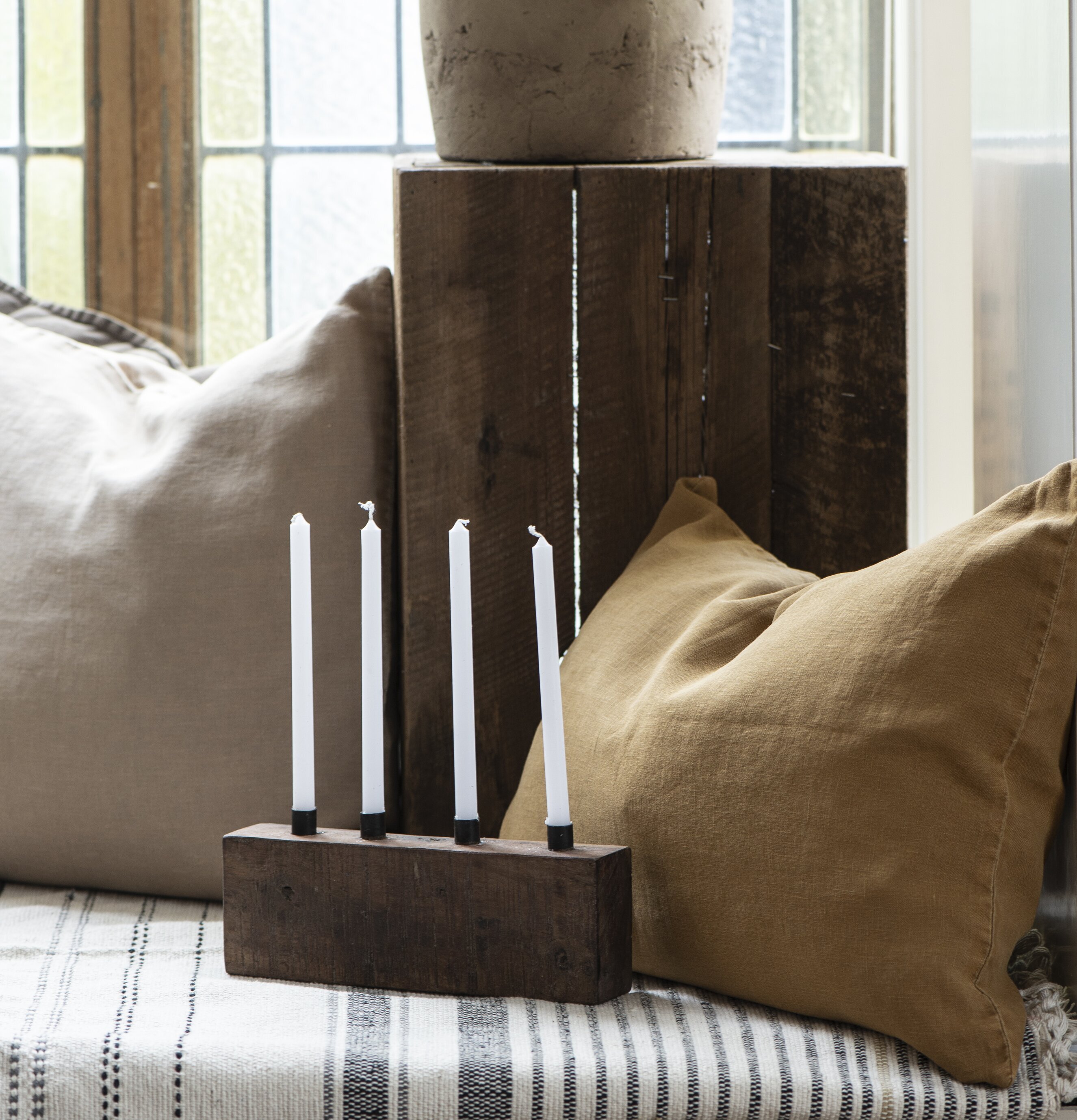 Bild av stilren ljusstake i harmonisk inredning