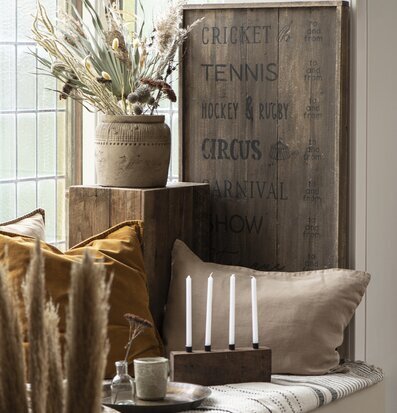 Bild av stilfullt och mysigt rumshörn med ljusstake