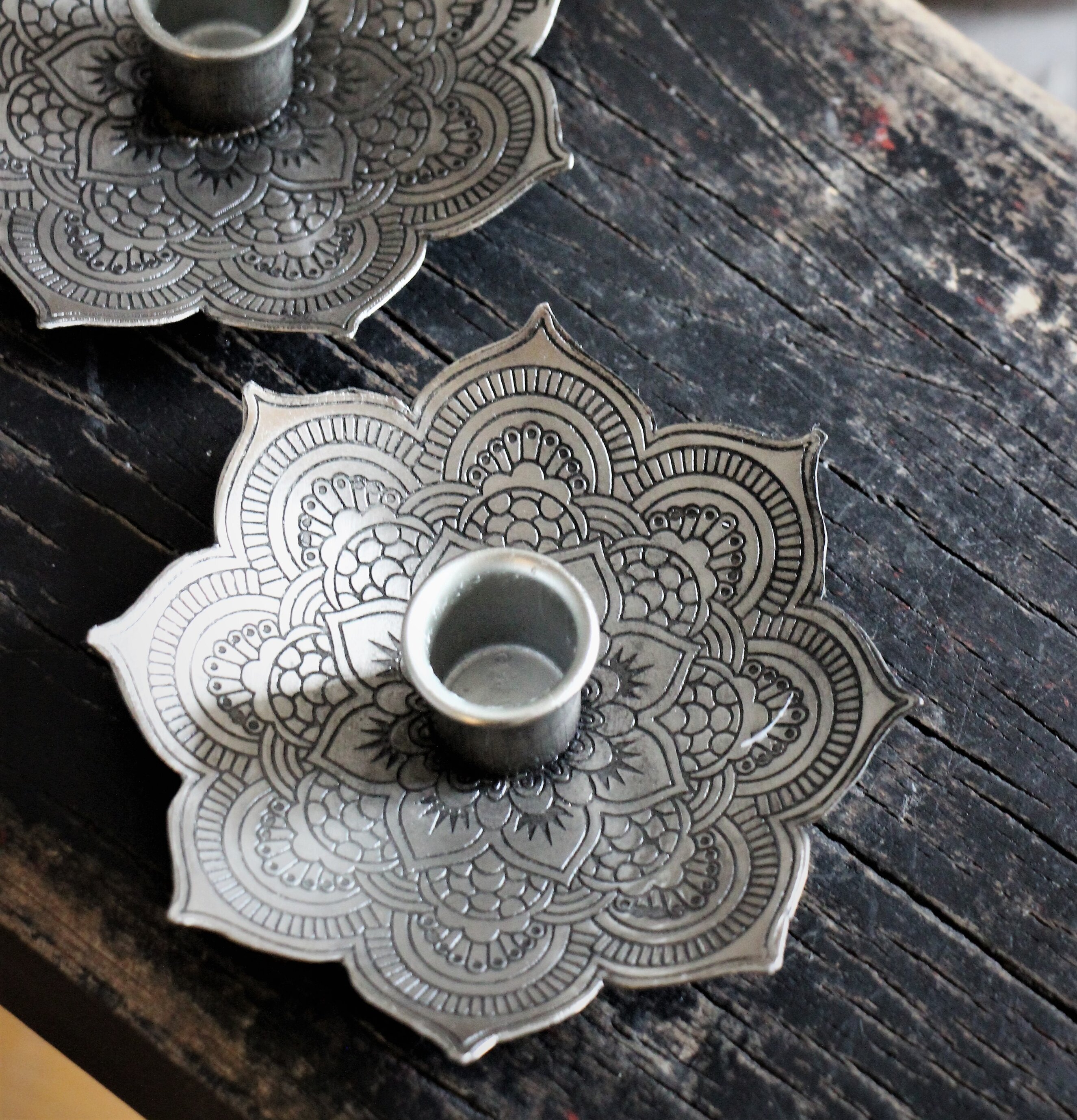 Bordsstake Mandala Antik Silver Ø 12 cm från Majas Cottage