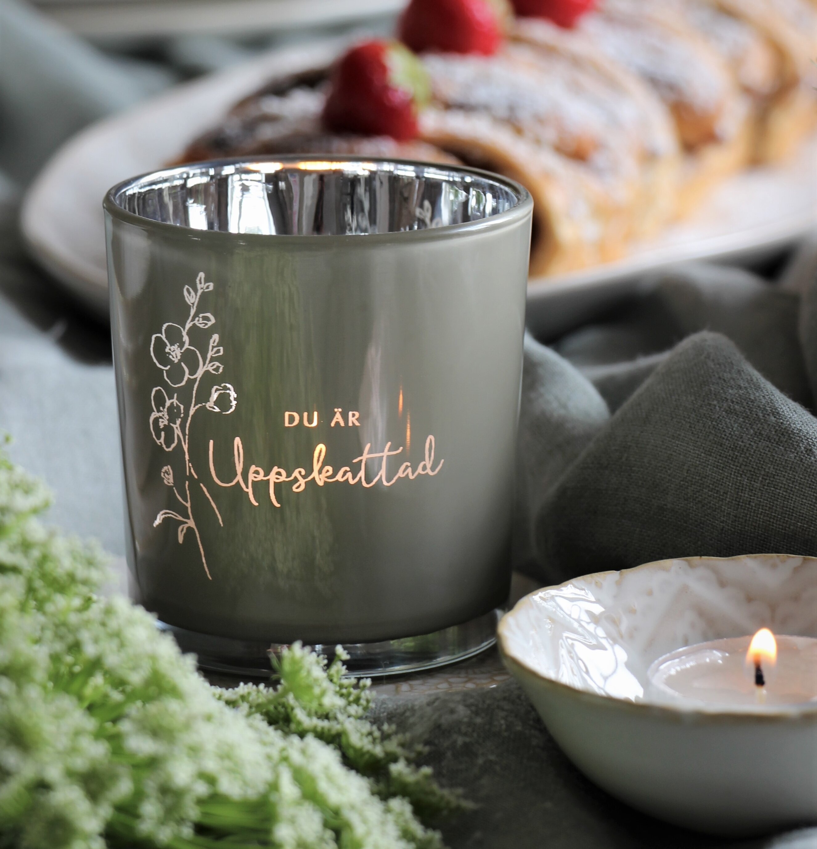 Uppskattad Inkl Gåvobox - Majas Cottage på ett bord med ljus