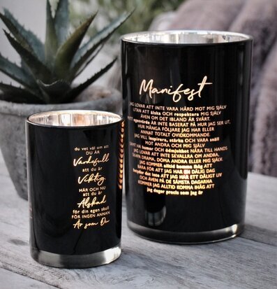 Ljuslykta Värdefull - Majas Cottage på träbord med växter