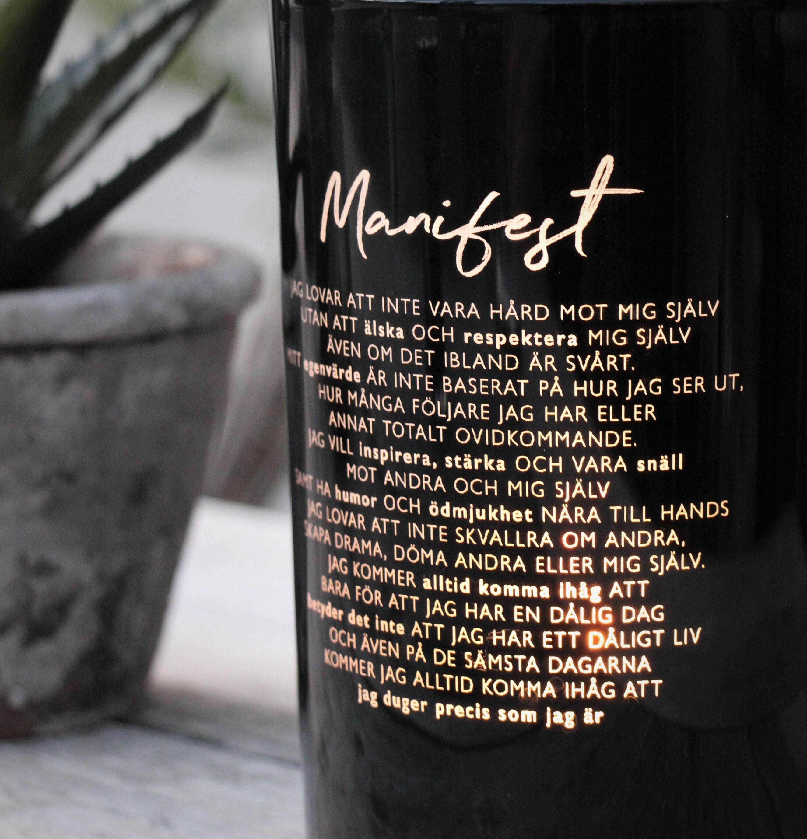 Ljuslykta Manifest - Majas Cottage med gyllene affirmationer