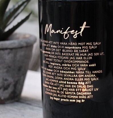 Ljuslykta Manifest - Majas Cottage med gyllene affirmationer