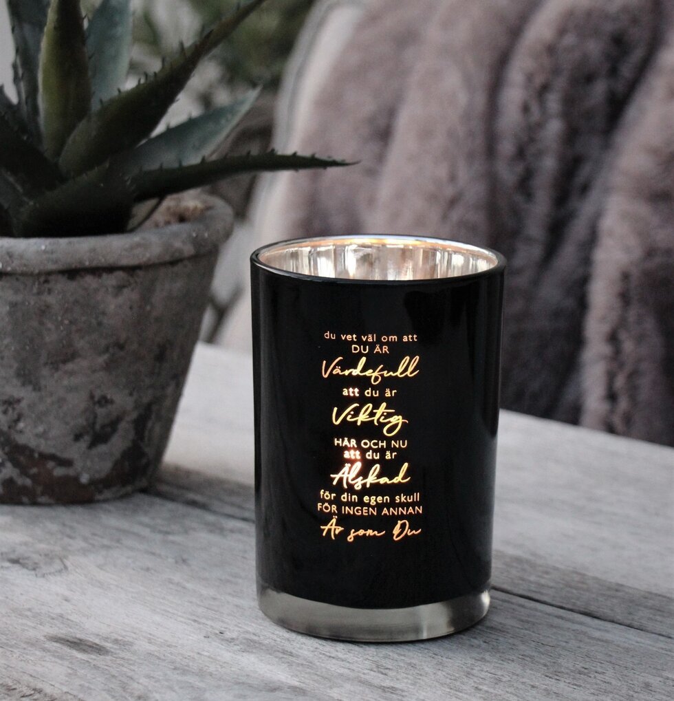 Ljuslykta Värdefull - Majas Cottage, svart glas med guldtext