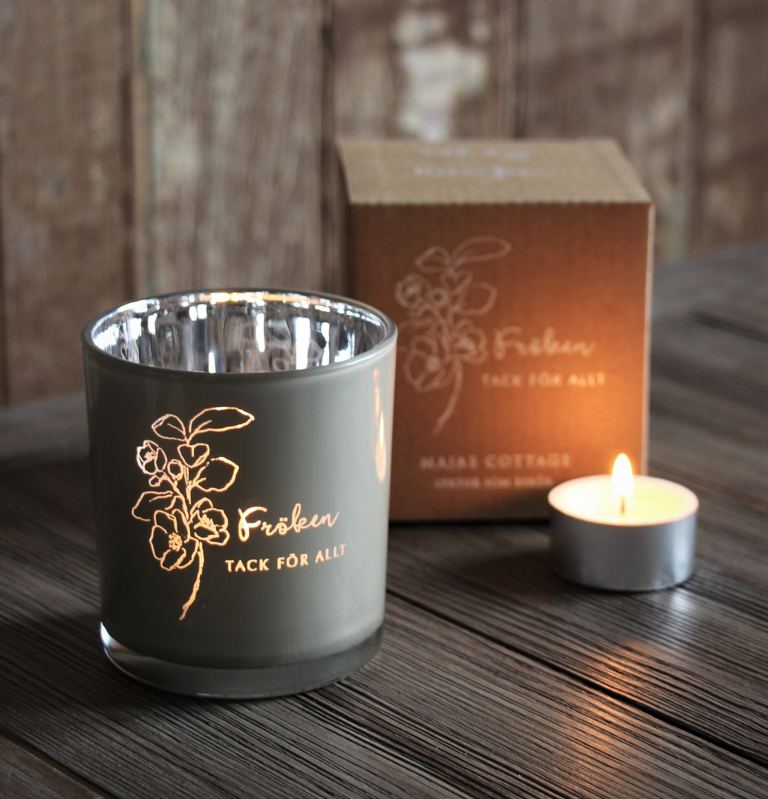Fröken Inkl Gåvobox - Majas Cottage på rustikt träbord