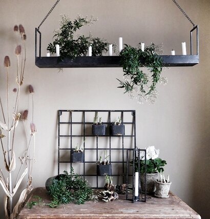 Bild av stilrent rum med ljushyllor och gröna växter