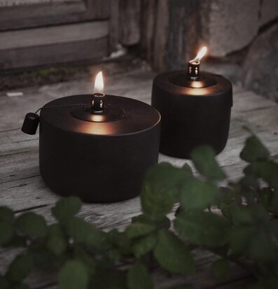 Foto av två oljelyktor i rustik och dämpad miljö