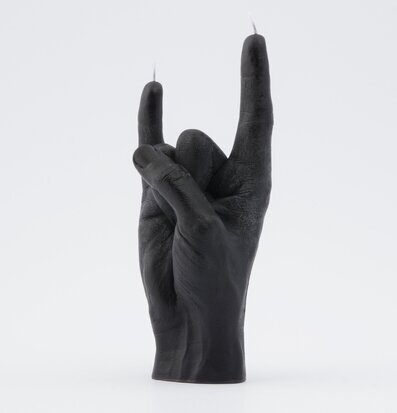 Foto av skulptural ljuslykta med symbolisk gest