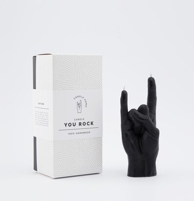 Bild av unik ljuslykta formad som en rockande hand