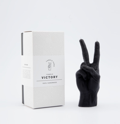 Foto av unikt ljus med segerhand och stilren förpackning