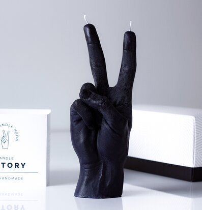 Foto av unik ljusstake i form av realistisk hand