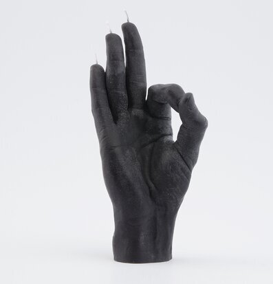 Bild av en kreativ och unik ljuslykta i form av hand