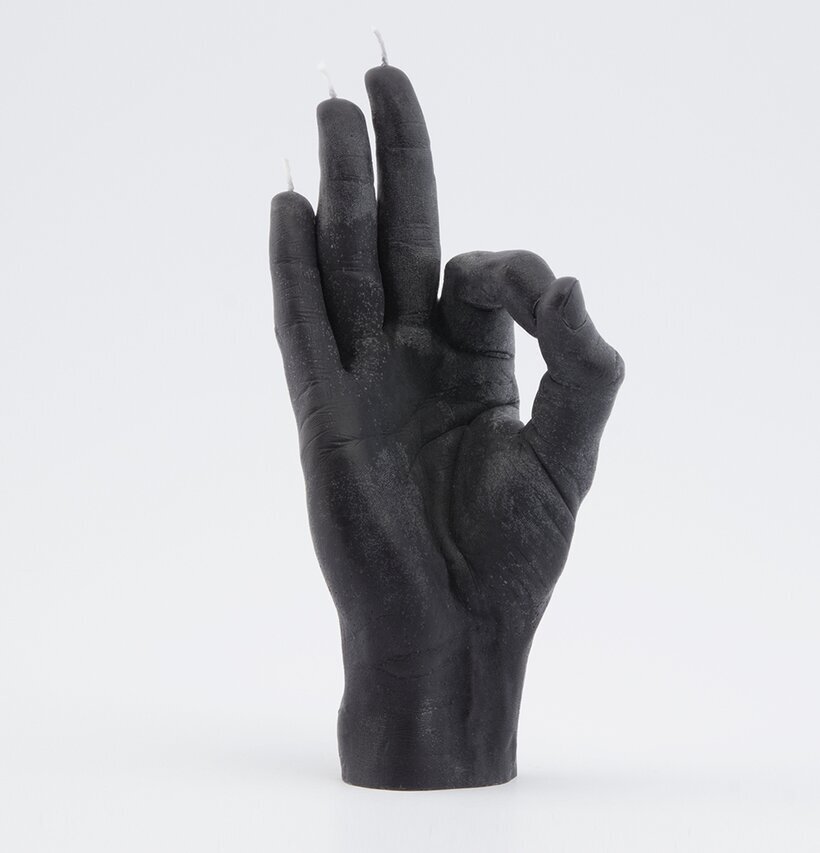 Bild av en kreativ och unik ljuslykta i form av hand