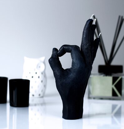 Bild av unik ljuslykta i form av en realistisk hand