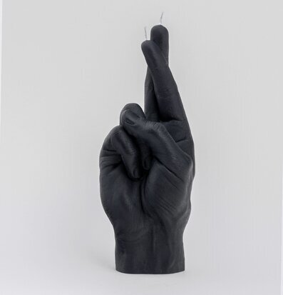 Bild av ett konstnärligt ljus med korsade fingrar