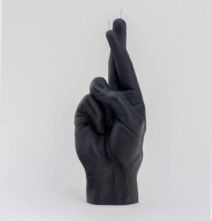 Bild av ett konstnärligt ljus med korsade fingrar