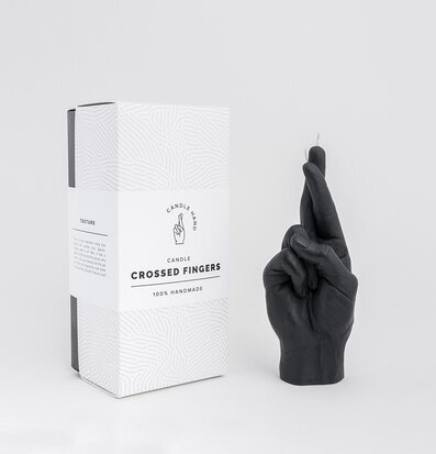 Bild av unik handformad ljuslykta med korsade fingrar