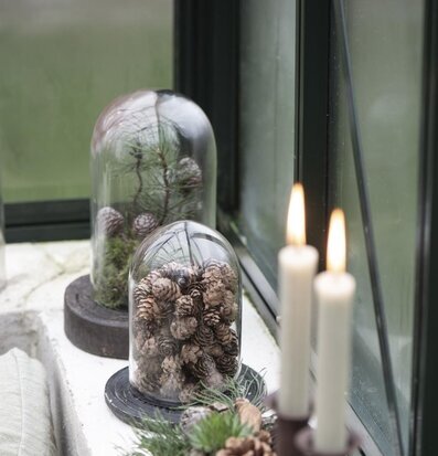 Bild av harmonisk fönsterkarm med ljus och naturmaterial