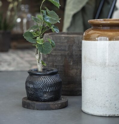 Bild av stilren inredning med träfat och keramikvas