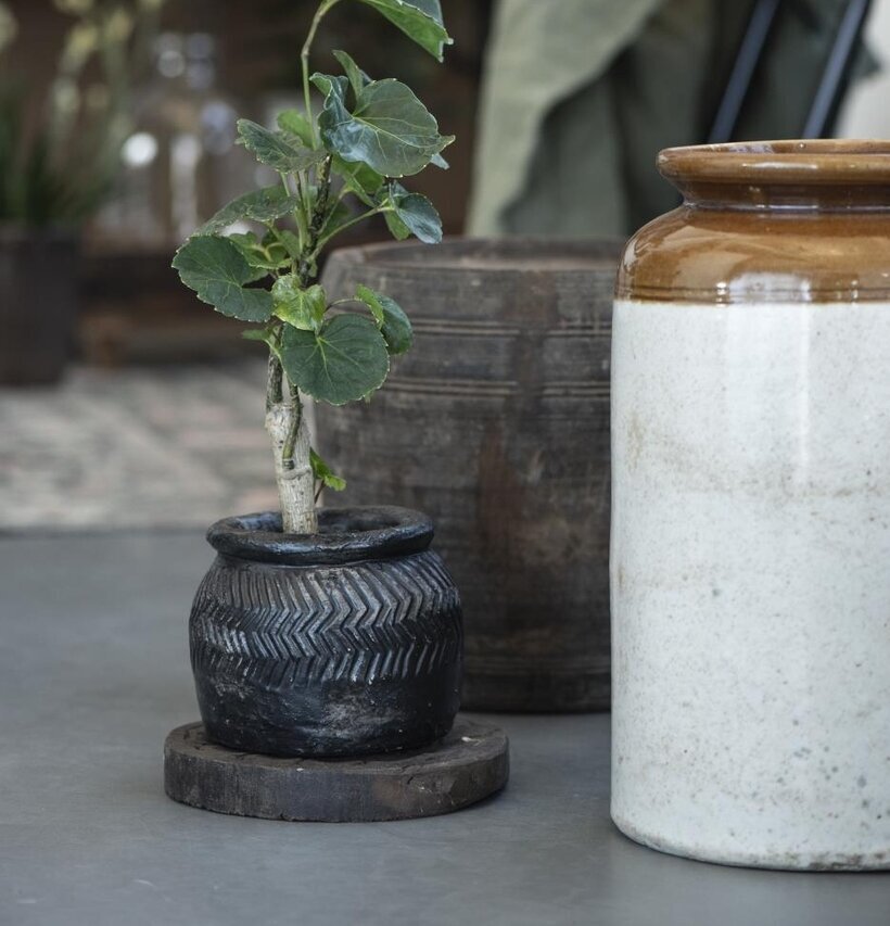 Bild av stilren inredning med träfat och keramikvas