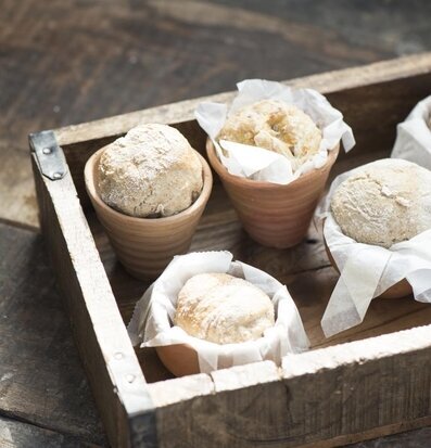 Bild av rustik trälåda med bakverk och metallbeslag