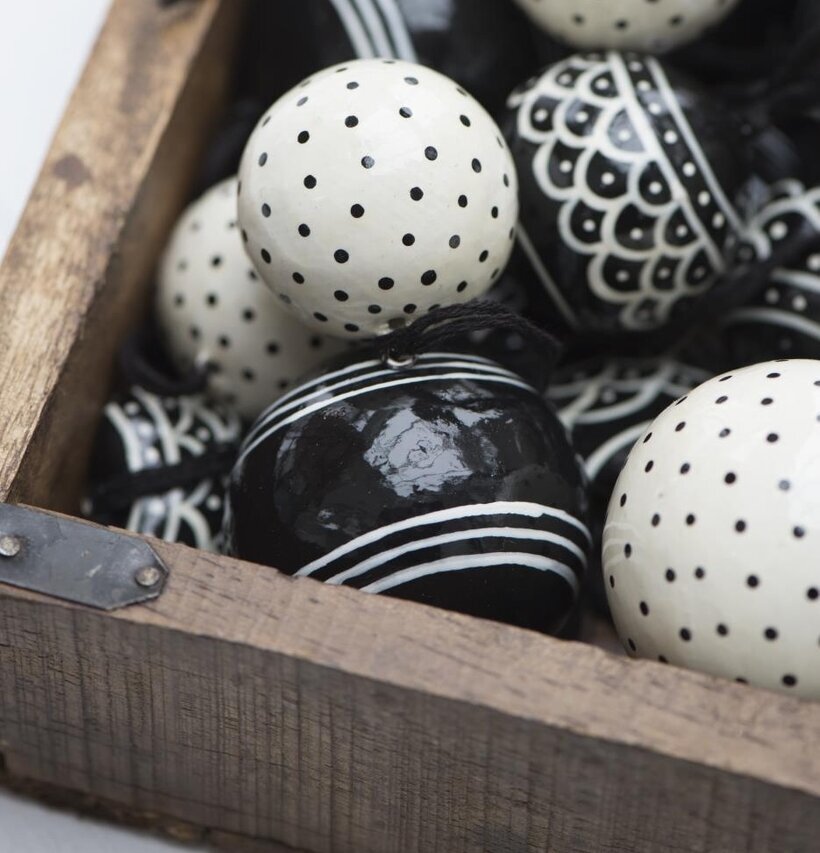 Bild av rustik trälåda med dekorativa monokroma klot