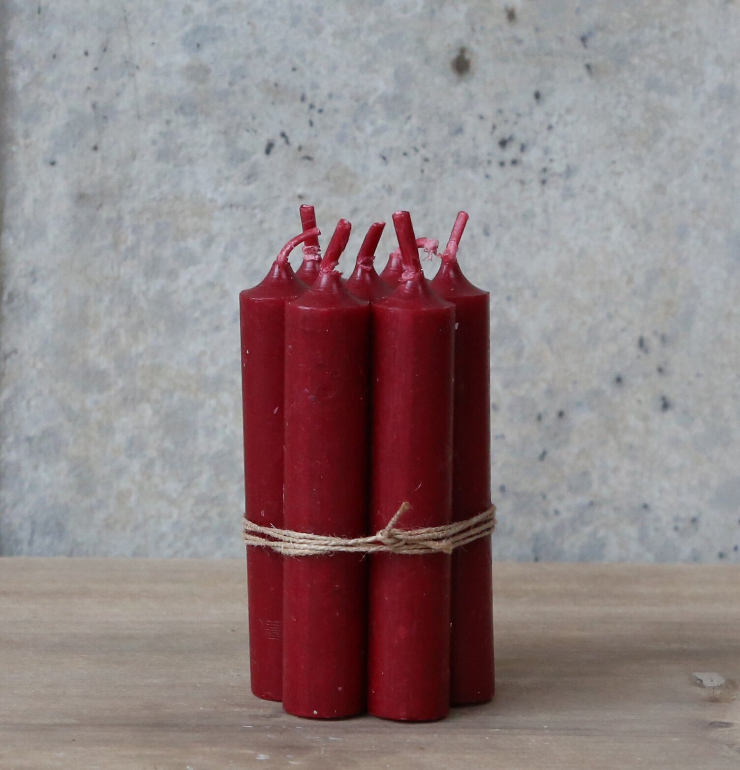 Stearinljus Kort Mörkröd från Chic Antique på rustik yta