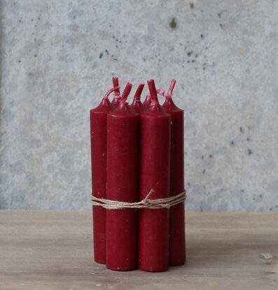Bild av mörkröda stearinljus med rustik känsla