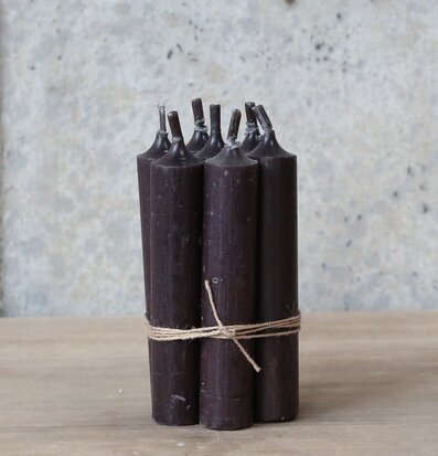 Bild av eleganta svarta ljus mot industriell bakgrund