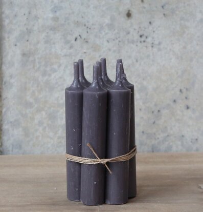 Bild av stearinljus i Dusty Purple på träbord