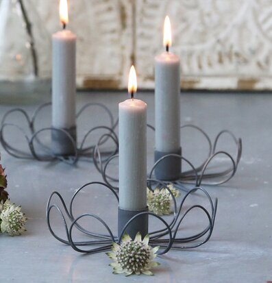 Bild av ljusstakar i harmonisk och rustik miljö