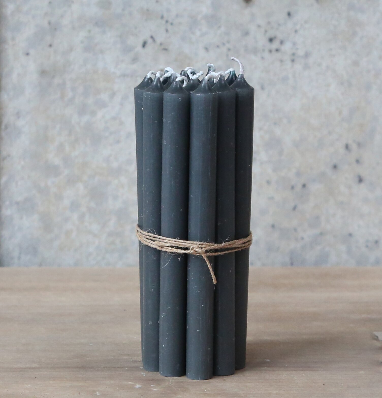 Kertelys Mörkgrå från Chic Antique på rustikt träbord