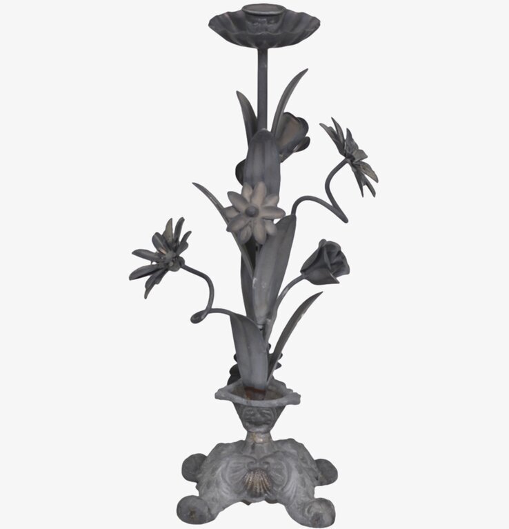 Bild av elegant ljusstake med blomstermotiv i metall