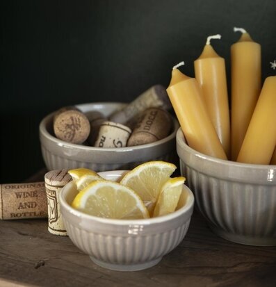 Bild av stilfull inredning med skålar och detaljer