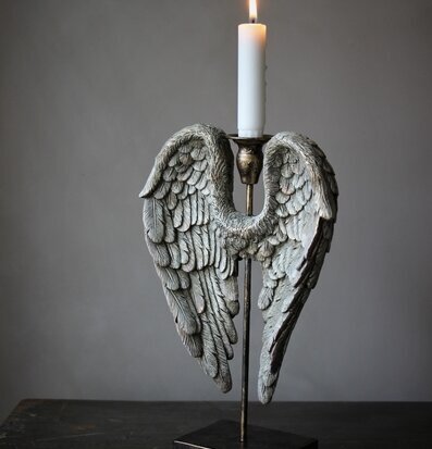Bild av rustik ljusstake med änglavingar i antik stil