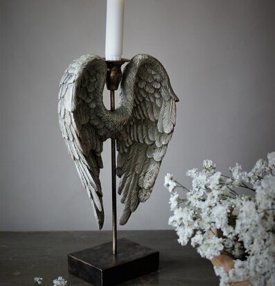 Foto av elegant ljusstake med rustik änglavingedesign