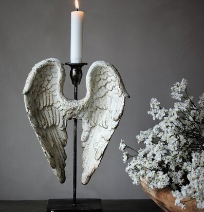 Bild av vintage ljusstake med änglavingar och blommor