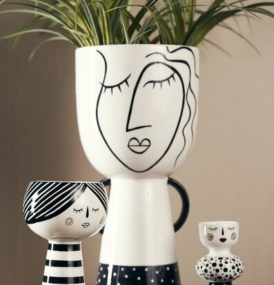 Bild av stilrena ljushållare i harmonisk miljö