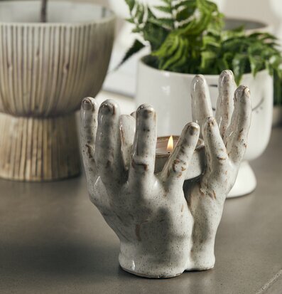 Bild av dekorativ ljushållare med keramiska händer