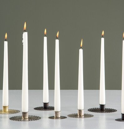 Foto: Eleganta ljusstakar i rad med brinnande ljus